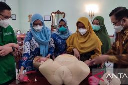 Mahasiswa FK buat maneken pembelajaran tindakan bedah pada obgyn