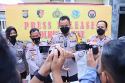 Turunkan bendera merah putih saat unjuk  rasa empat mahasiswa ditetapkan sebagai tersangka