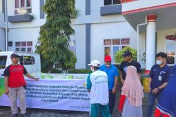 BPJS Ketenagakerjaan bagikan bantuan sembako kepada petugas kebersihan Halsel