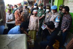 Satgas Pangan Sidoarjo gelontorkan 6.000 kg minyak goreng melalui operasi pasar