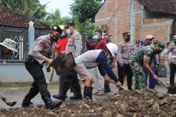 Masyarakat dan TNI-Polri di Trenggalek gotong-royong perbaiki jalan rusak