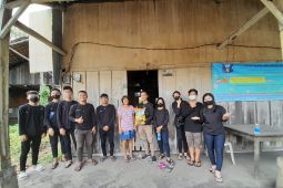 Kelompok muda Sungailiat bagikan puluhan paket sembako