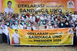 Relawan Massa Setia Sandi latih "emak-emak" Lumajang bikin onde-onde