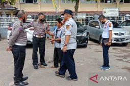 Semrawut, Polantas tindak pengemudi angkot parkir sembarangan