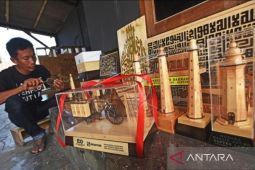 Herman menyulap kayu limbah jadi souvernir miniatur