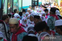 Jamaah calon haji kloter 1 asal Tuban masuk Asrama Haji Surabaya