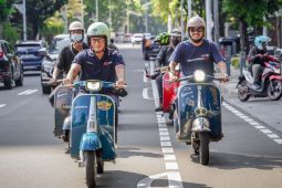 Sandiaga Uno jajal skuter konversi listrik karya anak bangsa