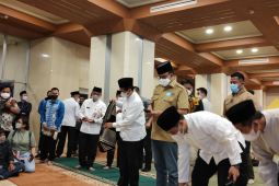 Anies dan Riza laksanakan shalat ghaib untuk putra Ridwan Kamil