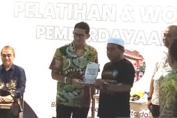 Menparekraf dapat hadiah buku  terkait Haul Guru Sakumpul