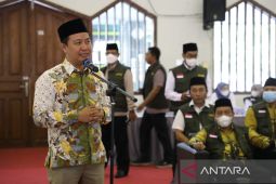Jamaah calon haji kloter pertama Embarkasi Jakarta masuk ke Asrama Haji Pondok Gede