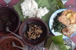 Nikmatnya sambal keluak nasi buntel daun jati