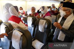 Jamaah calon haji kloter 1 Surabaya diberangkatkan, Jambi menyusul