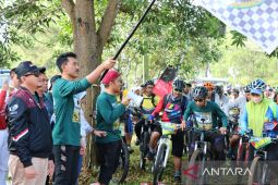 Saidi lepas ratusan pesepeda jajal wisata alam di Aranio