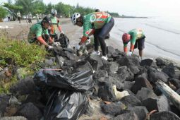 Pertamina Balongan lakukan bersih pantai dan tanam pohon