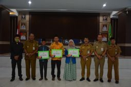Plt Bupati Langkat serahkan bantuan sosial kepada pelajar dan mahasiswa