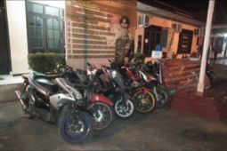 Belasan sepeda motor knalpot blong ditilang terjaring razia