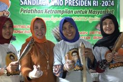 Emak-emak Sidoarjo ikuti pelatihan pembuatan otak-otak bandeng