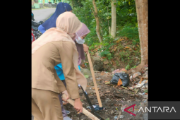 PT Timah serahkan peralatan kebersihan untuk kelurahan Kranggan