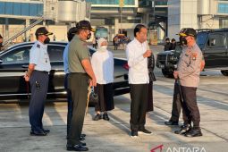 Presiden Jokowi dan Ibu Iriana menuju Batang tinjau industri baterai listrik