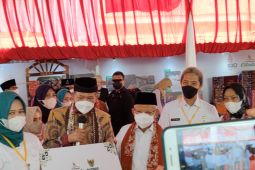 Ma'ruf Amin serahkan bantuan modal usaha untuk perajin Batik di Cibuluh Kota Bogor