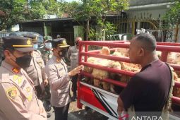 Polisi lakukan penyekatan lalu lintas ternak di perbatasan masuk Jember