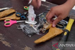 Jamaah calon haji Lamongan tepergok bawa paku, palu dan cobek