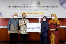 UPZ Bank Kalsel beri beasiswa  92 mahasiswa UNISKA