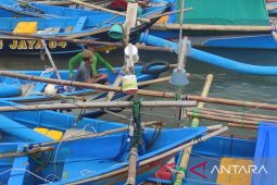 Ribuan nelayan di pantai selatan Cianjur batasi melaut karena cuaca ekstrem