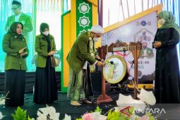 Gubernur Khofifah dampingi Kiai Azaim resmikan Mubes IKSASS di Situbondo