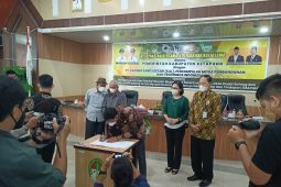 Pemkab Ketapang dan PT KAL tandatangi MoU bangun tiga desa