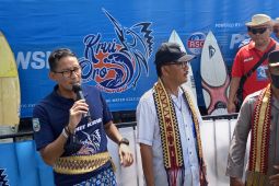 Sandiaga disambut arak-arakan pembukaan Krui Pro 2022
