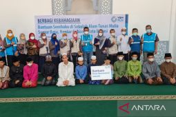 PLN UP3 Bekasi salurkan paket sembako di Bantargebang