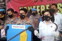 Keluarga serahkan tersangka pembacok korban hingga tewas ke Polres Cirebon Kota