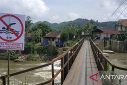 BPBD Sukabumi memasang rambu keselamatan di sejumlah titik aliran sungai