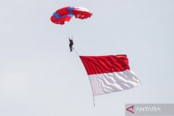 Aksi Terjun Payung TNI AL