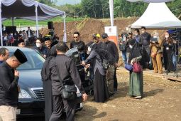 Keluarga Ridwan Kamil dan tamu berdatangan ke lokasi pemakaman Eril di Cimaung