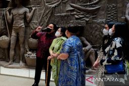 Megawati didampingi 2 cucunya melihat relief "tersembunyi" Sarinah