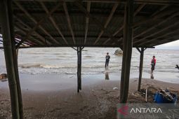 Abrasi di kawasan objek wisata pantai Karangsong
