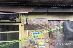 Polisi evakuasi dua korban ledakan tabung elpiji