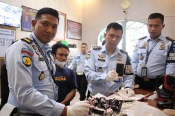 Petugas Lapas Banyuwangi gagalkan penyelundupan ponsel dalam kue ulang tahun