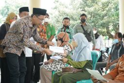 Bupati Sidoarjo berikan bantuan biaya hidup kepada belasan warga Klantingsari