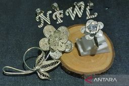 Ingin perhiasan perak anda tetap kinclong, ini kiat membersihkannya