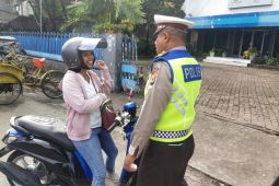 Begini pesan Kasat Lantas Polresta Ambon larang warga pakai sandal saat bermotor