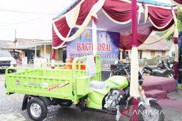 PT Timah serahkan motor roda tiga ke kampung nelayan II di Sungailiat
