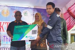 PT Timah serahkan BPJS Ketenagakerjaan bagi nelayan di Kabupaten Bangka