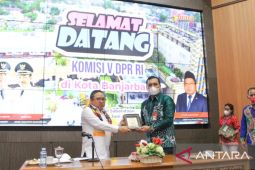 Komisi V DPR RI pastikan akses jalan Bandara Syamsudin Noor tuntas