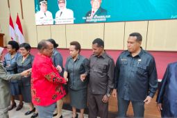 Lambert Jitmau copot Yakob Karet dari jabatan Sekda Kota Sorong