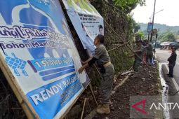 Puluhan spanduk liar dan kedaluwarsa di Palabuhanratu disita