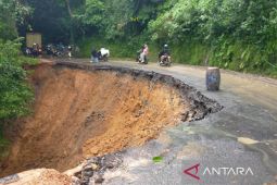 Terjadi tanah amblas di tepi jalan Raya Tanggeung-Sindangbarang