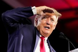 Akun facebook Trump tetap diblokir  oleh  facebook meski menjadi capres